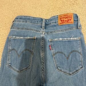 Super cute vintage Levi’s flare jeans